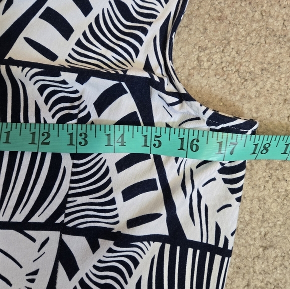 TOMMY BAHAMA Navy and White Stretchy Leaf Print Dress. Size Medium - Picture 12 of 13